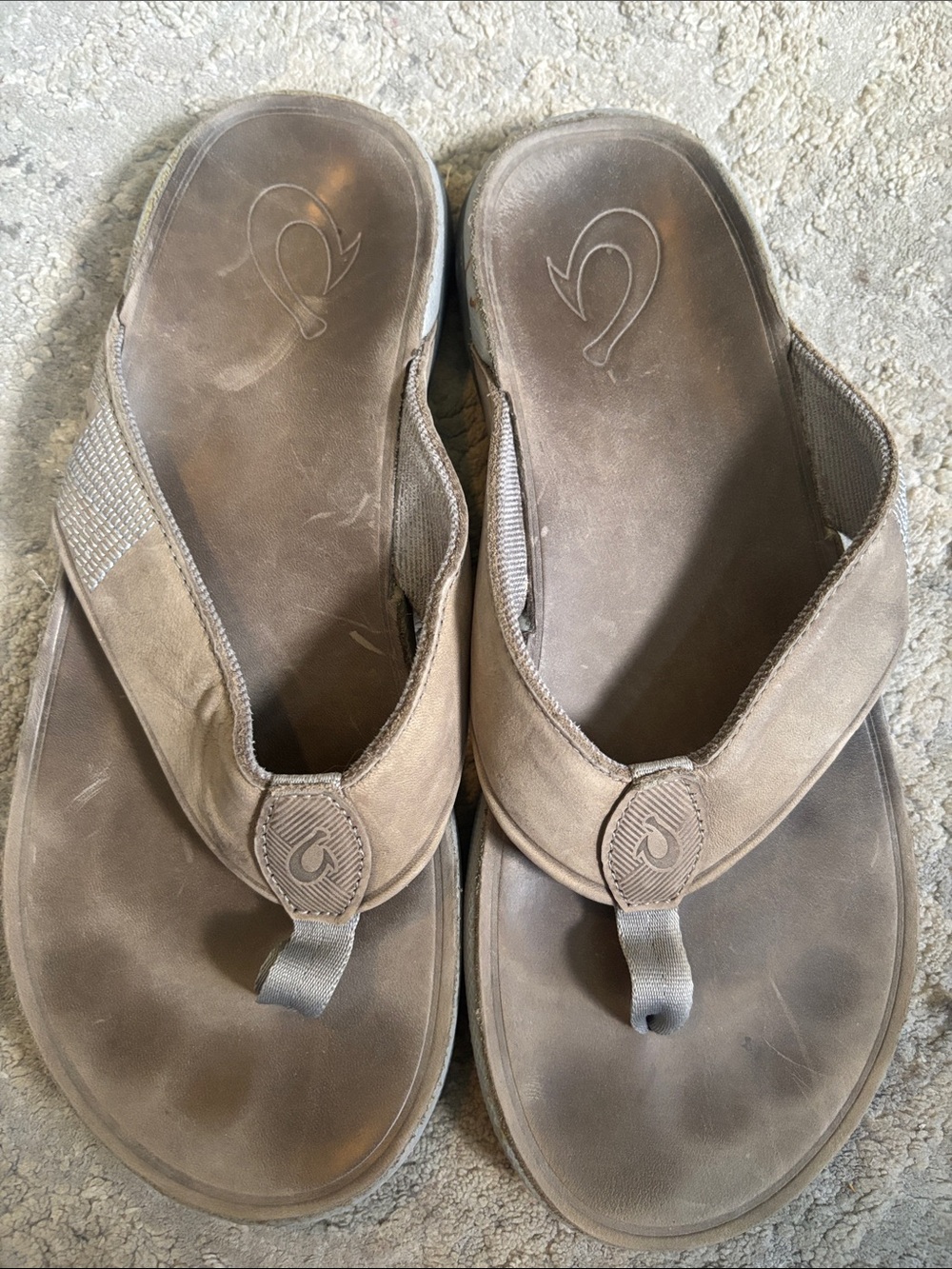 OluKai Men's Brown Leather Flip-Flop Sandals hardly used see bottoms.